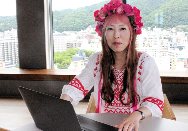 [写真説明]音楽療法に取り組む音楽家のジェシィさん（神戸市中央区加納町４、アンカー神戸）