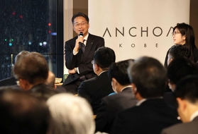 神姫バスの長尾真社長（奥正面）と広岡磨璃記者（同右）が話し合ったトークイベント「アンカー記者サロン」＝神戸市中央区加納町４、アンカー神戸（撮影・笠原次郎）