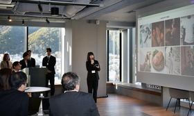 昨年１０月の入社後に試作した通販サイトを発表するシードテックの社員＝神戸市中央区加納町４、アンカー神戸