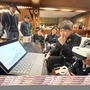 ＶＲ用ゴーグルを着け、能力を測定するゲームに取り組む小学生（右端）とドスカスの落合康ＣＴＯ（右から２人目）＝神戸市垂水区桃山台４、ロイヤルヒル’８１テニスクラブ