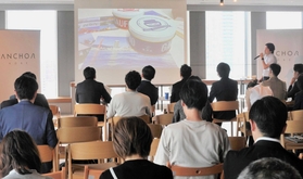 まねき食品との協業プランについて発表する事業者＝神戸市中央区加納町４、アンカー神戸