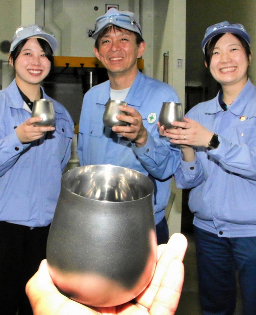 カネミツが作ったハイボールタンブラーと、新規事業プロジェクトに携わった（左から）松村理沙さん、松井麗公さん、野口沙耶夏さん