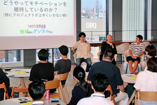 「うめきた妄想会議」のトークセッションに臨む（奥左から）井手翔陽さん、織田尭さん、渋谷修太さん＝神戸市中央区加納町４、アンカー神戸