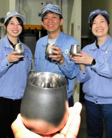 カネミツが作ったハイボールタンブラーと、新規事業プロジェクトに携わった（左から）松村理沙さん、松井麗公さん、野口沙耶夏さん