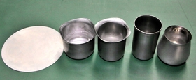 ステンレス鋼板（左端）からタンブラー（右端）が出来上がるまでの製造工程＝いずれも加西市網引町丸山、カネミツテクニカルセンター