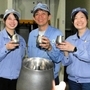 カネミツが作ったハイボールタンブラーと、新規事業プロジェクトに携わった（左から）松村理沙さん、松井麗公さん、野口沙耶夏さん