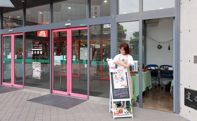 商業施設「アリオ１」の入り口横に開設された「デモスペース伊丹」（右）＝いずれも伊丹市伊丹１