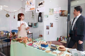「デモスペース伊丹」に出店した高橋智恵さん（左）と新井組の渡辺太郎・成長戦略部長