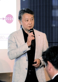 自身のキャリアなどについて話すアシックスの富永満之社長＝神戸市中央区加納町４、アンカー神戸