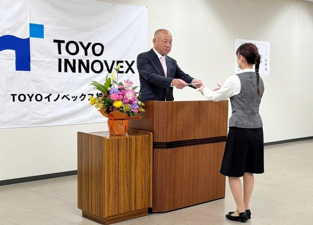 新入社員に辞令を手渡すＴＯＹＯイノベックスの田畑禎章社長＝明石市二見町福里（撮影・塩津あかね)