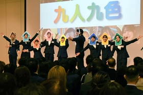 個性を表す「矢印」を身に着け、誓いを述べる新入社員＝神戸市中央区新港町、フェリシモ（撮影・広岡磨璃）