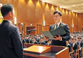 新入社員を代表して、決意を述べるみなと銀行の北口智大さん＝大阪市中央区備後町２（撮影・横田良平）