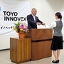 新入社員に辞令を手渡すＴＯＹＯイノベックスの田畑禎章社長＝明石市二見町福里（撮影・塩津あかね)