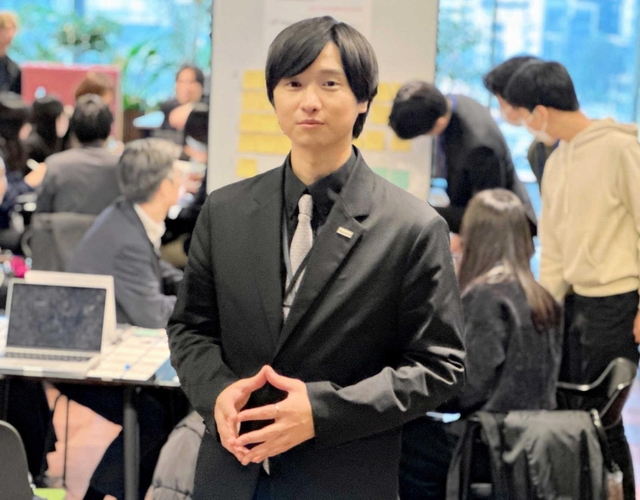 Ｕ１８のアイデアをサービスに－。ワークショップの会場で訴える小嶋社長＝大阪市内