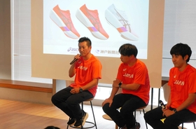 シューズ開発について語る竹村周平さん（左端）らアシックスの「Ｃプロジェクト」のメンバー＝神戸市中央区加納町４、アンカー神戸