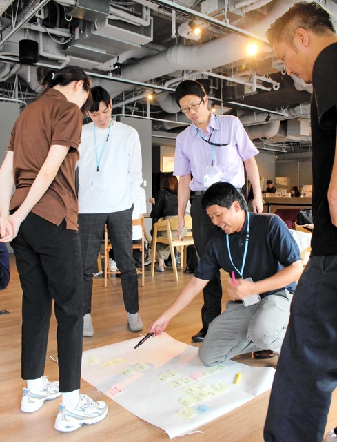 業務効率化に向けたアイデアを出し合う参加者ら＝神戸市中央区加納町４、アンカー神戸