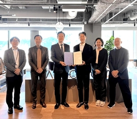 合意書を交わしたＵＤインパクトのキム・ジョンホン最高経営責任者（ＣＥＯ、中央右）と神戸新聞地域総研の稲川勉所長（同左）＝神戸市中央区加納町４