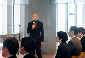 脱炭素社会に向けたシンポジウムで話す神戸大学経済経営研究所の西谷公孝所長＝神戸市中央区加納町４、アンカー神戸