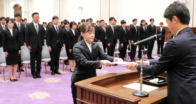 斎藤元彦知事から辞令を受け取る兵庫県の新規採用職員＝１日午前、県公館