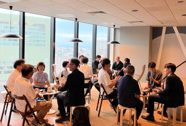 イベントで、共創についてアイデアを語り合う会員たち＝アンカー神戸