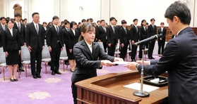 斎藤元彦知事から辞令を受け取る兵庫県の新規採用職員＝１日午前、県公館