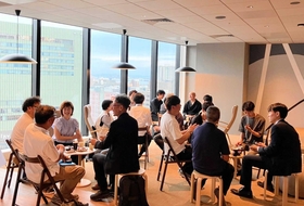 イベントで、共創についてアイデアを語り合う会員たち＝アンカー神戸