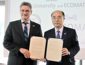協定を結んだ神戸大学の藤澤正人学長（右）とＥＣＯＭＡＴのフーベルトゥス・ローナー代表＝２８日午後、神戸市中央区加納町４、アンカー神戸