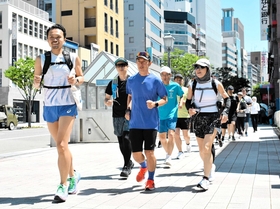 晴天の市街地をランニングする参加者＝中央区三宮町２