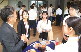 会社の魅力を紹介する企業の担当者（左端）と、メモを手に話を聞く学生＝神戸市中央区加納町４、アンカー神戸