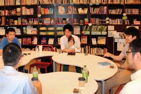 育児休暇の経験や悩みを話す参加者たち＝甲南大学
