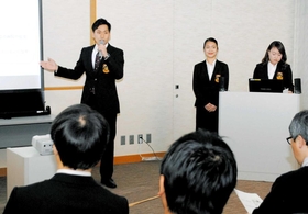 調査研究内容を中間報告する甲南大の学生たち＝加古川市役所