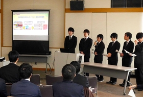 調査や分析内容を中間報告する甲南大の学生たち＝加古川市役所