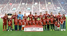 憧れの選手と記念撮影するエスコートキッズ＝いずれもノエビアスタジアム神戸（撮影・辰巳直之）