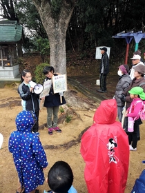 後藤神社の歴史について説明する小学生ら＝姫路市山田町南山田