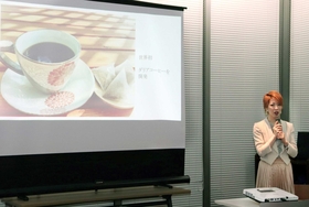 自身の経験や現在の事業について語る梓晴輝さん＝神戸市中央区雲井通７、ミント神戸