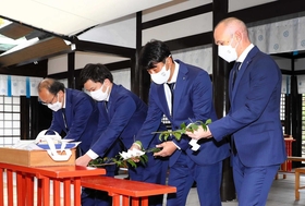 今季の飛躍を願い、玉串を奉納するＪ１神戸のイニエスタ主将（右端）ら＝神戸市兵庫区、和田神社（ｃ）ＶＩＳＳＥＬ　ＫＯＢＥ