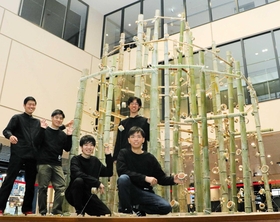 竹製のクリスマスツリーを作って大学内に展示している学生たち＝東灘区岡本８