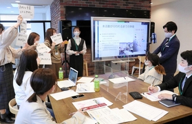 オンラインでの支援の成果を発表した学生ら＝神戸市中央区磯上通４、１２０ワークプレイス神戸