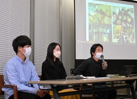 スギの葉を使ったクラフトビールづくりについて報告する山崎正夫さんと甲南大学の学生ら＝神戸市中央区、ミント神戸