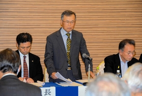 生野鉱山群と「銀の馬車道・鉱石の道」の世界遺産登録を目指す会の設立総会で、趣旨を説明する沢木正幸代表＝姫路市内