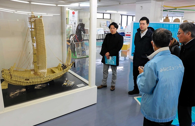 「銀の馬車道・鉱石の道」関連の展示を見学する炭鉄港推進協議会のメンバー＝姫路市飾磨区須加