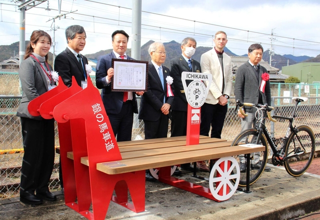 馬車をイメージしたベンチ。自転車を止めて写真撮影が楽しめる＝市川町甘地