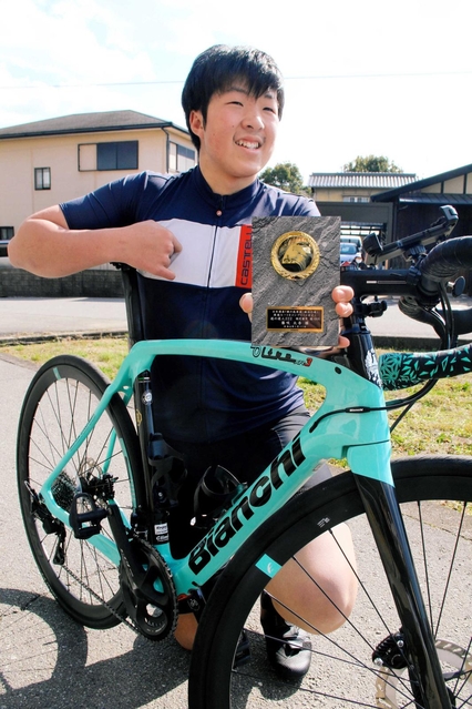 愛用のロードバイクで「銀の馬車道・鉱石の道」を周遊するルートを計５回完走した藤咲太吾さん＝姫路市飾東町庄