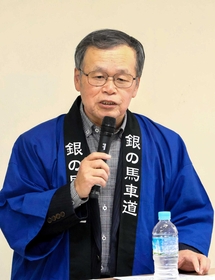 「銀の馬車道・鉱石の道」の歴史を語った沢木正幸さん＝姫路市総社本町、市民会館