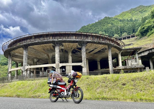 大神殿を思わせる神子畑選鉱場跡。ミュージックビデオなどのロケ地にもなっている＝朝来市佐嚢
