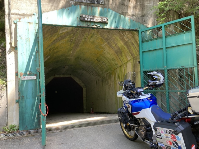 明延鉱山探検坑道の出口。坑道内で愛車との撮影スポットはここから約100メートル入ったところにある＝養父市大屋町明延、明延鉱山