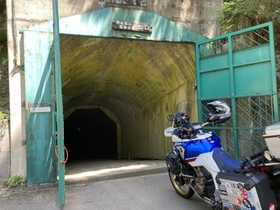 明延鉱山探検坑道の出口。坑道内で愛車との撮影スポットはここから約100メートル入ったところにある＝養父市大屋町明延、明延鉱山