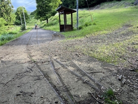 緩やかにカーブする軌道跡をたどる。かつてここで暮らした人々の息遣いが聞こえてきそうだ。