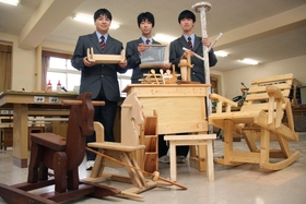 神崎高校生が手がけた木馬や食器などの木工作品＝神河町福本