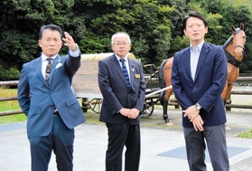 山名宗悟・神河町長（左）らの案内で、生野鉱山寮馬車道跡を視察する斎藤元彦知事（右）＝神河町吉冨